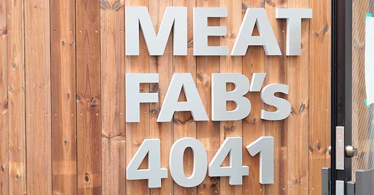 【開店】ニクい肉だ！伊勢丹裏に作ってたステーキ屋『meat fab’s 4041』がオープンしてる。日高屋ちかくのところ