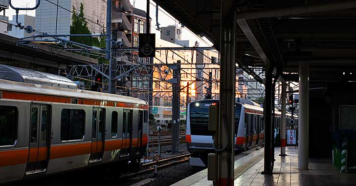 なんでもない立川 夕暮れどきのJR立川駅中央線ホーム（2019年6月）