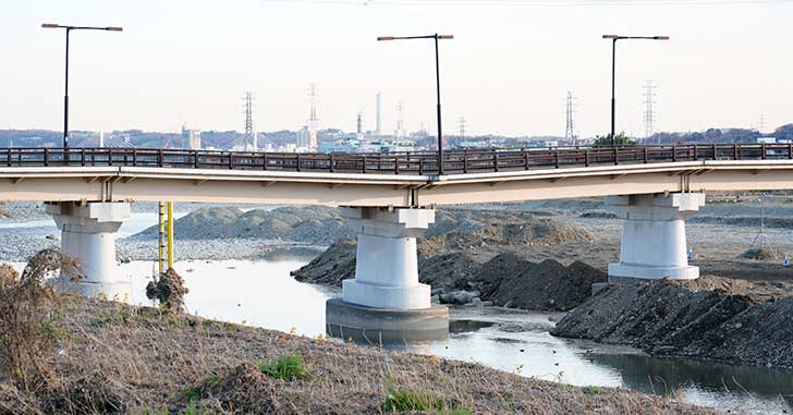川の流れを変えてる中。復旧工事中の日野橋の様子（2019年末）【立川フォト】