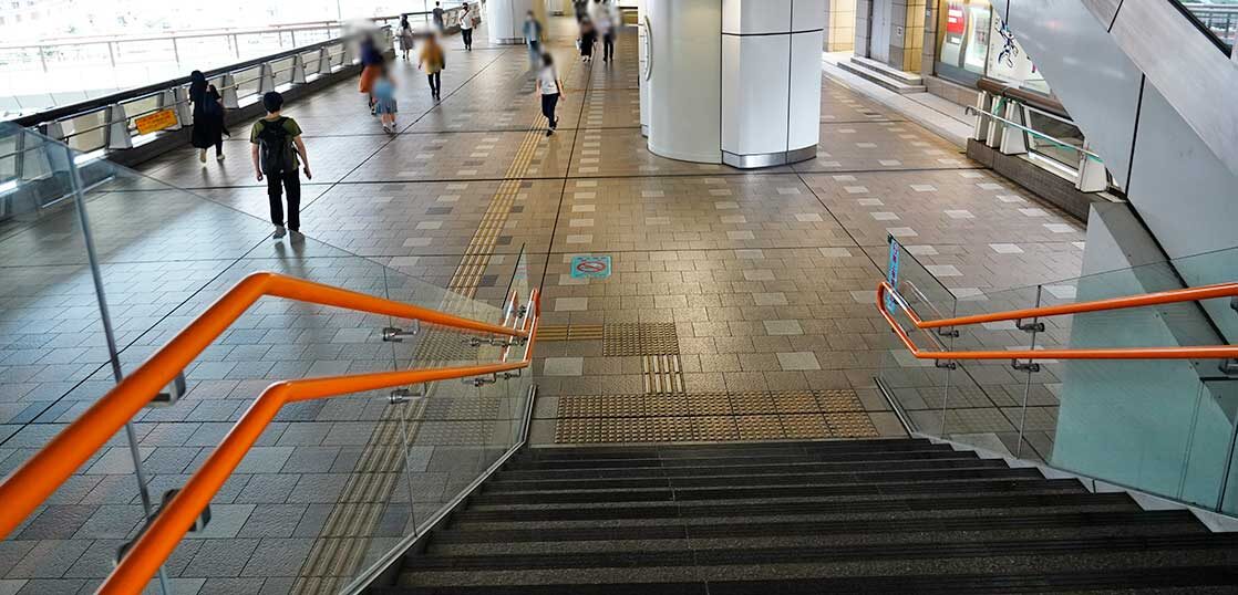 なんでもない立川 多摩モノレール立川北駅と歩行者デッキをむすぶ あまり使われていない階段 21年7月上旬 昼 いいね 立川